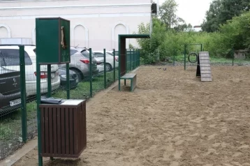 Фото: В центре Кемерова открыли площадку для выгула собак 1
