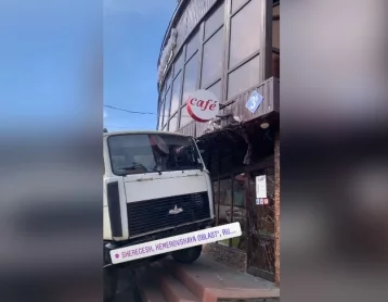 Фото: В Кузбассе грузовик врезался в стену кафе 1