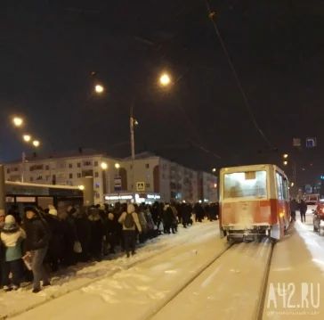 Фото: «Толпы на остановках»: кемеровчане не могут уехать домой из-за сбоя в работе трамваев 1
