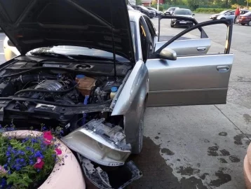 Фото: В Кемерове пассажир Audi A6 пострадал в ДТП с цветочной клумбой 1