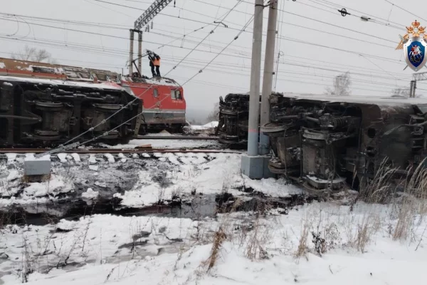 Два локомотива и 23 цистерны с мазутом сошли с рельсов в Пензенской области