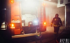 В Кузбассе больше часа тушили пожар в нежилом здании 