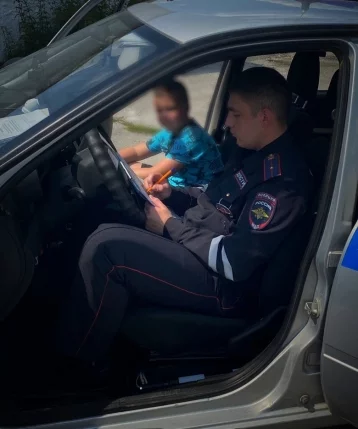 Фото: В Кузбассе полиция остановила машину с 10-летним водителем. Ребёнка за руль посадил дедушка 1