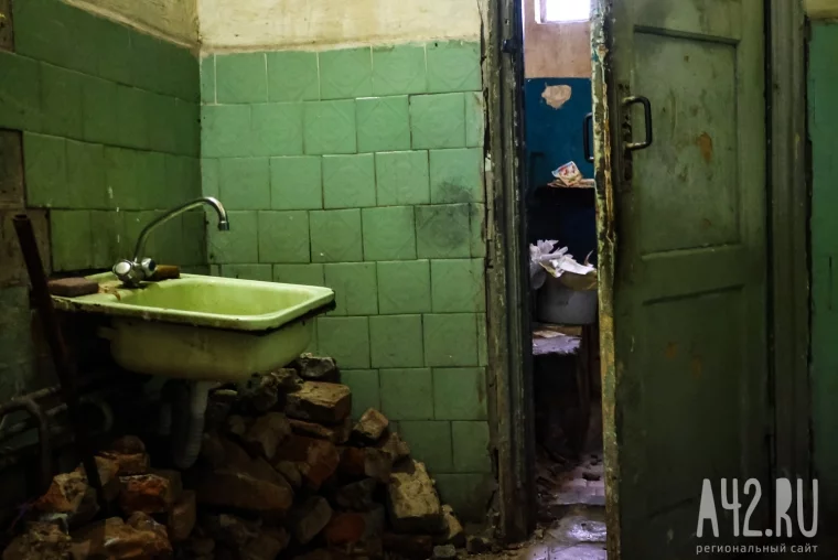 Фото: Мёртвые котята, остывшие батареи и угрозы дворнику ножом: как живут в кемеровском общежитии в Кировском районе 40