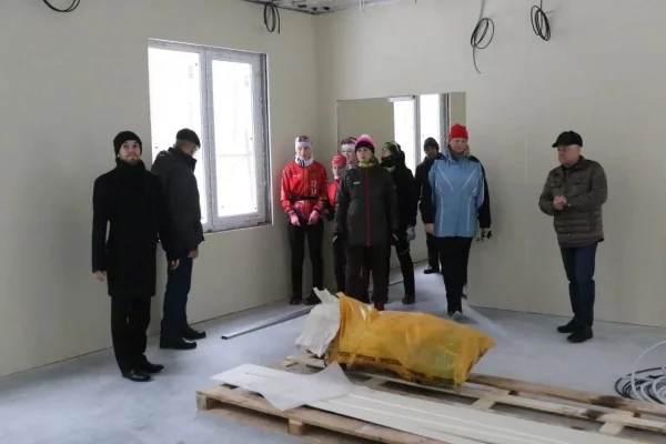 В Кемерове завершаются работы по установке модуля спортшколы в Рудничном бору