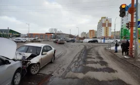 Момент ДТП с тремя автомобилями в Кемерове попал на видео