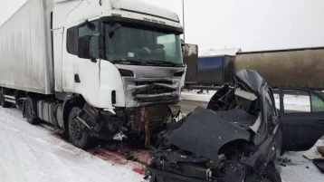 Фото: Трое взрослых погибли и ребёнок получил травмы в ДТП с грузовиком на кузбасской трассе 1