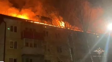 Фото: В Кузбассе инспекторы ГАИ помогли эвакуировать жильцов горящего дома 1