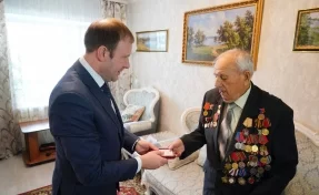 Глава Кемерова вручил юбилейные медали ветеранам ВОВ