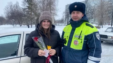 Фото: «Цветы для автоледи»: в Кемерове инспекторы ГИБДД поздравляли девушек за рулём с 8 Марта 3