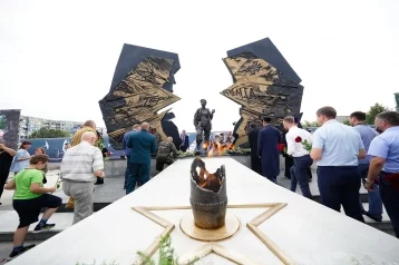 Фото: В Новокузнецке зажгли Вечный огонь на Площади защитников Донбасса 1
