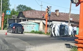 Иномарка опрокинулась в результате ДТП на перекрёстке в Кемерове