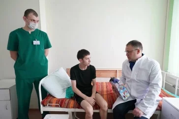 Фото: Илья Середюк вместе с Дедом Морозом навестил детей в больнице в Кемерове 1