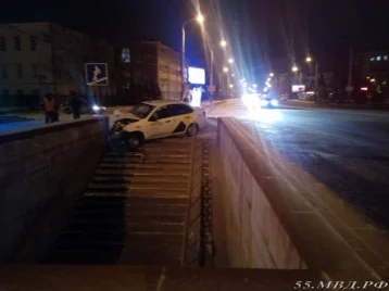 Фото: В Сибири такси въехало в подземный пешеходный переход, есть пострадавшие 1