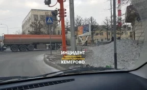 В Кемерове столкнулись бензовоз и автомобиль такси