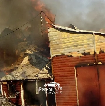 Фото: В Кузбассе сгорели коттедж и гараж 3