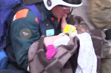 Фото: Спасённого из-под завалов в Магнитогорске малыша отправят домой в сопровождении врача 1