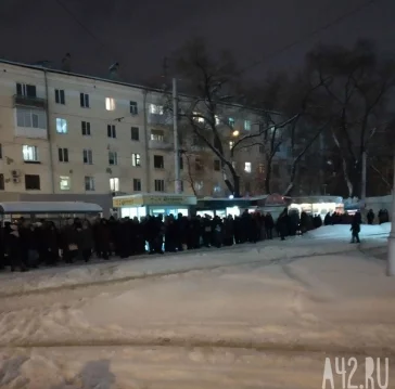 Фото: «Толпы на остановках»: кемеровчане не могут уехать домой из-за сбоя в работе трамваев 2