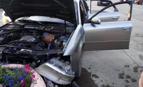 В Кемерове пассажир Audi A6 пострадал в ДТП с цветочной клумбой