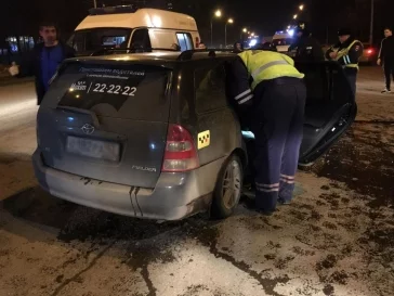 Фото: На проспекте Ленина в Кемерове лоб в лоб столкнулись такси и легковой автомобиль 3