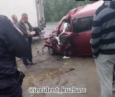 Фото: Появились подробности ДТП с грузовым автомобилем, врезавшемся в дом в Кузбассе 2