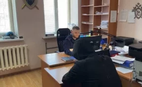 В Уфе пьяный мужчина напал на 3 школьниц и полицейского