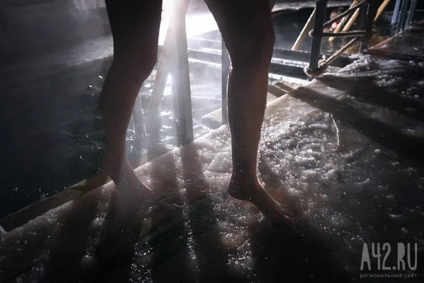 «Смертельная игра»: кузбасский врач рассказал, чем опасны купания в проруби в мороз