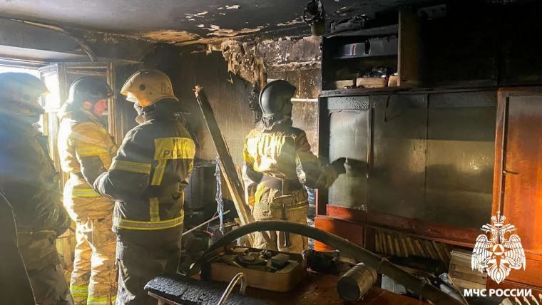 Фото: В Новокузнецке 3 ребёнка и 6 взрослых оказались в ловушке при пожаре в доме 3