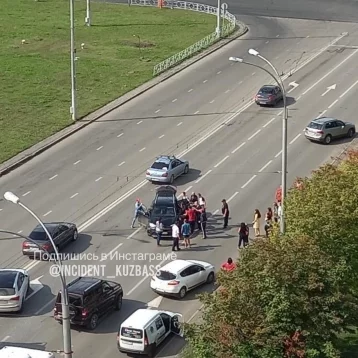 Фото: Очевидец: несколько машин столкнулись на бульваре Строителей в Кемерове 1