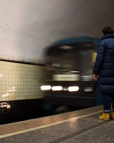 Пенсионерку, толкнувшую девочку в московском метро, штрафовали за дискредитацию ВС