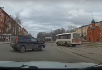 Фото: В Кемерове водитель «ПАЗика» грубо нарушил ПДД: опубликовано видео 1