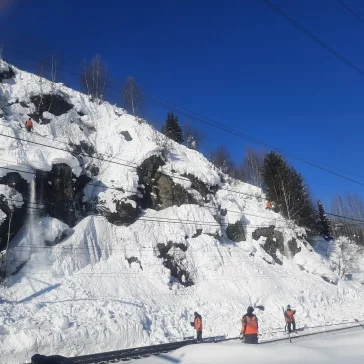 Фото: В Кузбассе горные участки железной дороги очистили от снега 3