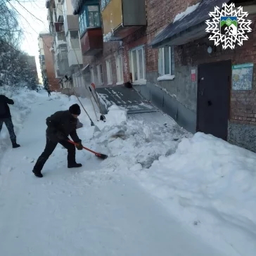 Фото: Власти прокомментировали сход снега с крыши дома на людей в Шерегеше 3