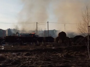 Фото: Жители кузбасского города сняли горящий дом на видео 1
