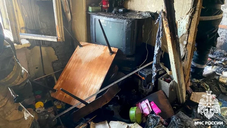 Фото: В Новокузнецке 3 ребёнка и 6 взрослых оказались в ловушке при пожаре в доме 4