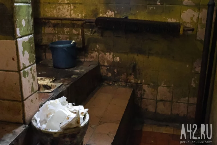 Фото: Мёртвые котята, остывшие батареи и угрозы дворнику ножом: как живут в кемеровском общежитии в Кировском районе 43