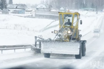 Фото: В Кузбассе из-за снегопада в пять раз увеличено число дорожников, занятых очисткой трасс 1