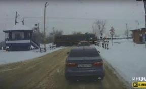 Авария, в которой поезд сбил 18-летнего парня в Кемерове, попала на видео