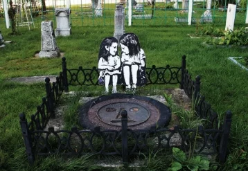 Фото: В Перми на «могиле проклятой дочери» появились загадочные фигуры  1
