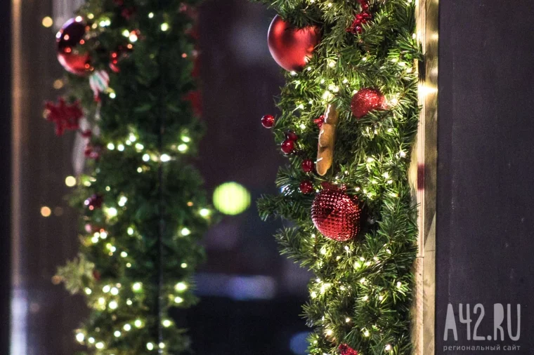 Фото: Жильцов могут оштрафовать за гирлянду в подъезде: как украсить дом и избежать нарушений 1