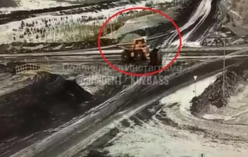 Фото: В Кузбассе момент столкновения БелАЗа и КамАЗа на разрезе попал на видео 1