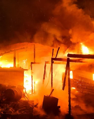 Жуткий пожар уничтожил дом и надворные постройки в кузбасском селе