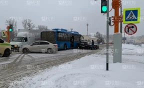 Очевидцы: в Кемерове автобус попал в тройное ДТП, собирается большая пробка