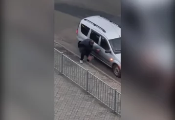 Фото: Главе Междуреченска скинули запись, как мужчина украл городские тротуарные плиты 1