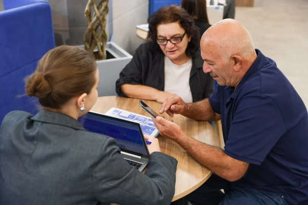 Пенсионеры всё чаще пользуются банковскими картами