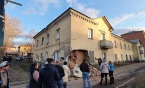 Власти кузбасского города прокомментировали частичное обрушение стены в жилом доме