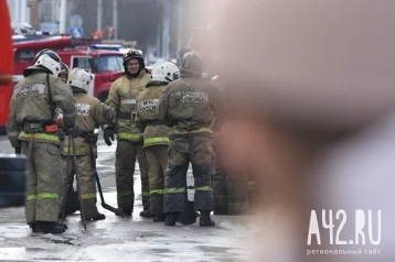 Фото: В Кемерове из-за загоревшегося многоквартирного дома спасли 26 человек 1
