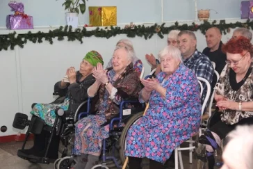 Фото: Сотрудники ГУ ФСИН устроили праздник в доме престарелых 2