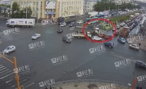 В Кемерове на Советском проспекте грузовик выехал на встречную полосу и попал в ДТП