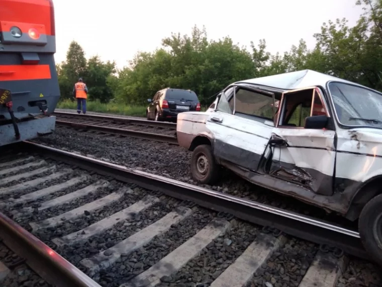 Фото: В Кузбассе поезд сбил ВАЗ, которым управляла пьяная девушка 2